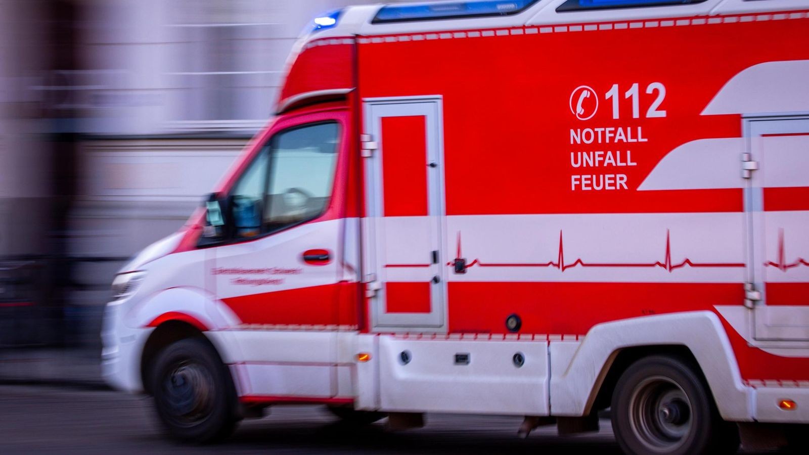Von-Auto-erfasst-Zw-lfj-hrige-nach-Unfall-in-Klinik