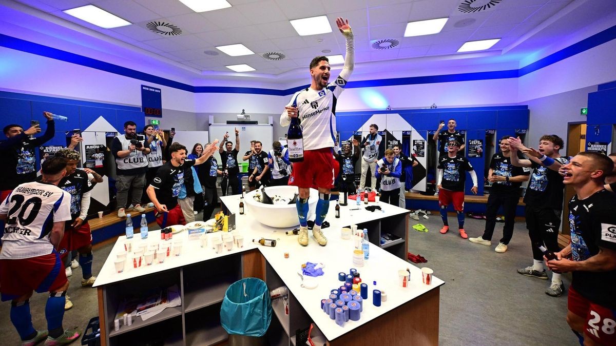Ludovit Reis feiert nach dem Aufstieg in die Bundesliga in der HSV-Kabine