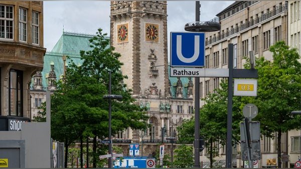 Mann (39) zeigt Hitlerbärtchen und bekommt Schläge