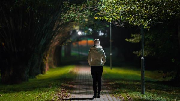 „Sie zitterte am ganzen Körper“: Frau im Park verfolgt und attackiert