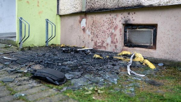 Mehrfamilienhaus evakuiert: Motorrad steht im Weimarer Land in Flammen