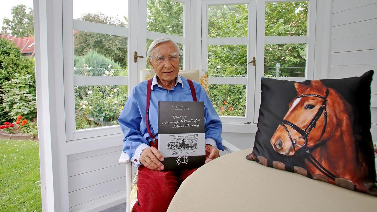 Hans-Joachim Zimmermann mit seinem Buch 
