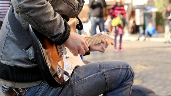 Gitarre und Verstärker: Straßenmusiker nervt Anwohner in Ottensen