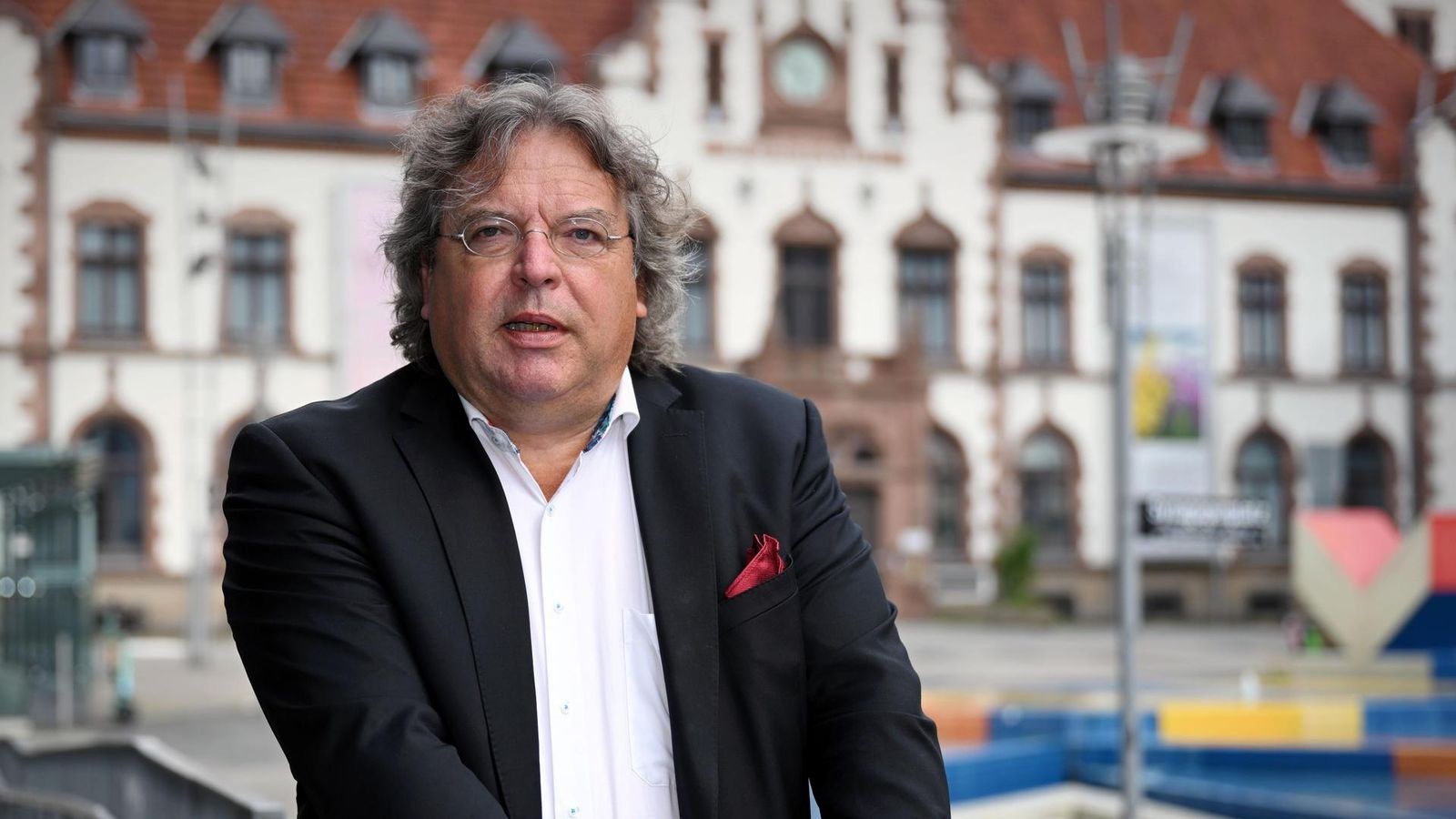 OB-Kandidat-der-FDP-Auf-der-Schlo-stra-e-sollen-Autos-fahren