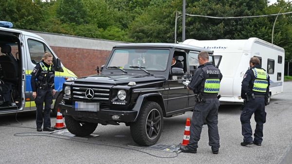 An der A7: Polizei kontrolliert Wacken-Anreisende und Urlauber
