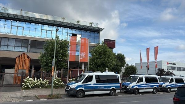 Waffenfund bei Sekte in Duisburg: Was steckt hinter Wera Forum?