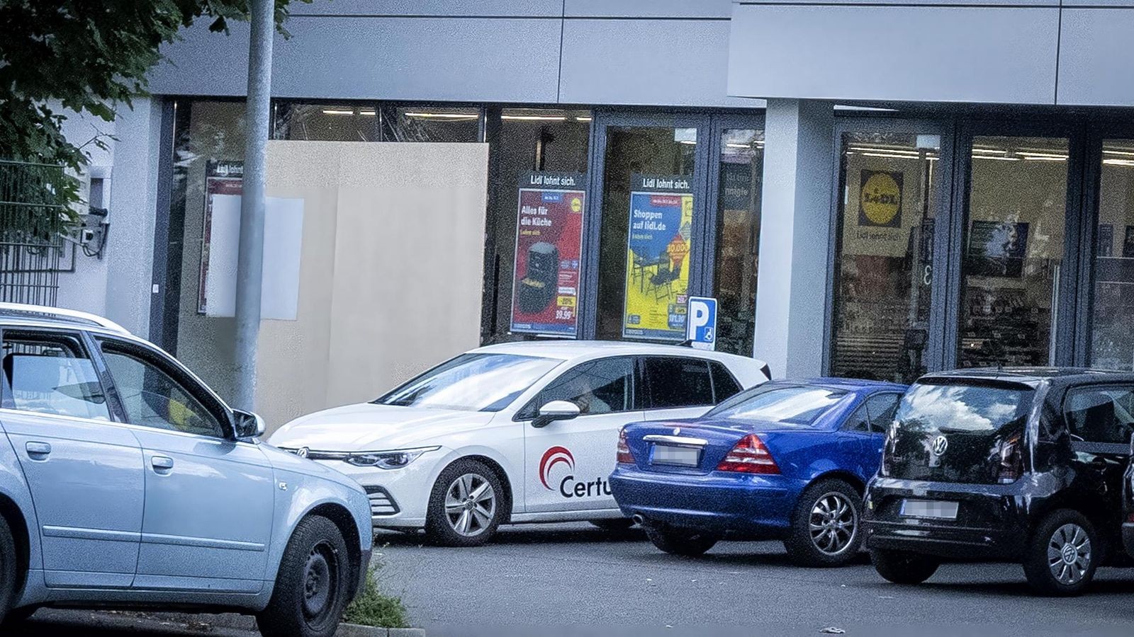 Auto-kracht-in-Bochumer-Lidl-Filiale-Glasscheibe-zerst-rt