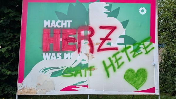 Beschädigtes Wahlplakat der Grünen: So kreativ wird die Partei