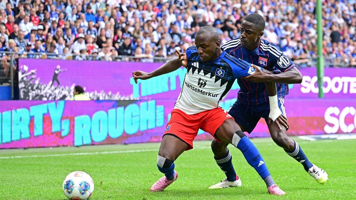Flügelflitzer Dompé im neuen Heimtrikot des HSV.