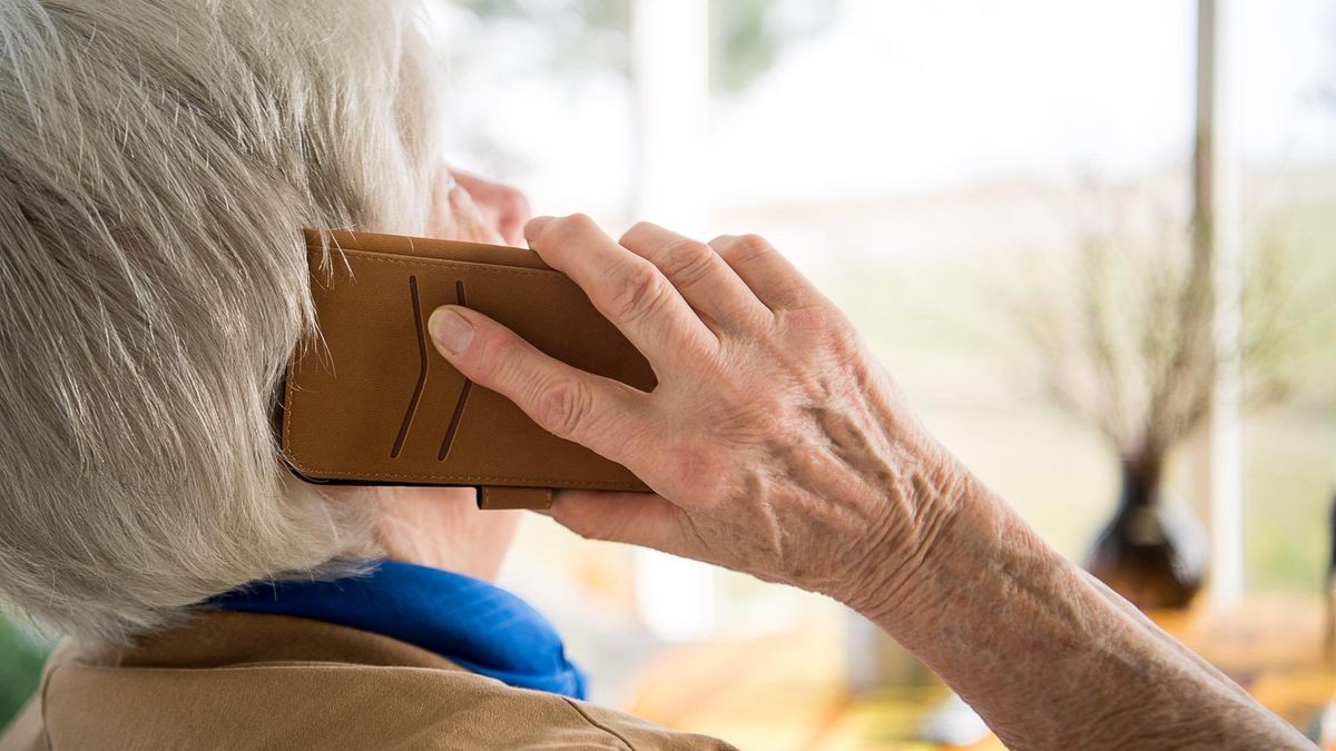 Seniorin und Telefon