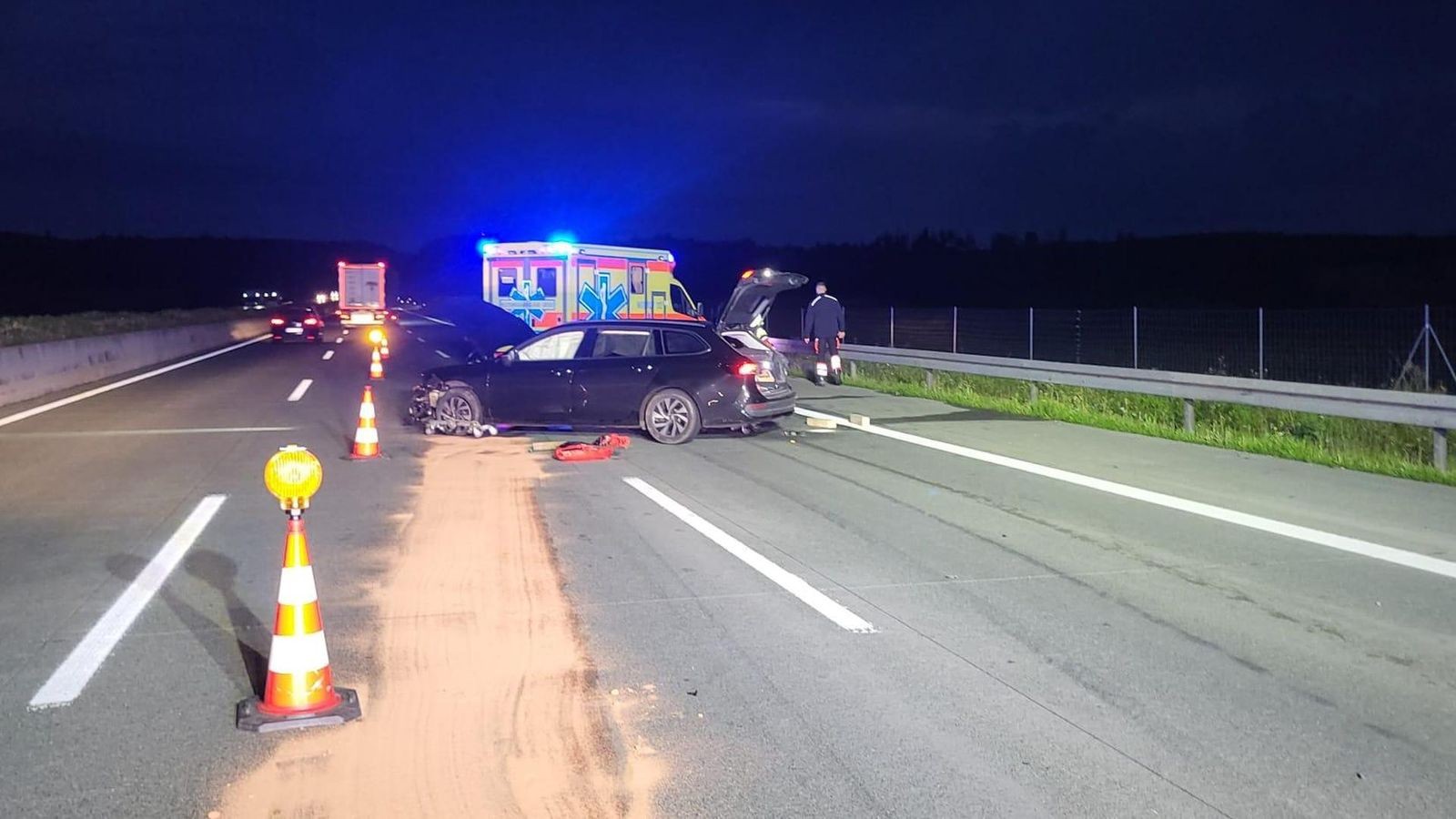 Auto mit Familie an Bord schlägt in Mittelmauer auf der A9 ein