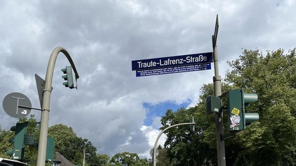 Kurz vor Einweihung: Peinliche Straßenschilder-Panne in Alsterdorf