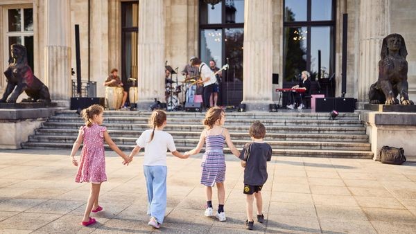 Erster Familientag auf Hügel mit Hexe Kleinlaut und Rockband