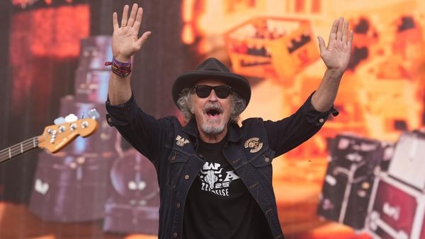 Wolfgang Niedecken beruhigt die Meute bei der BAP-Premiere