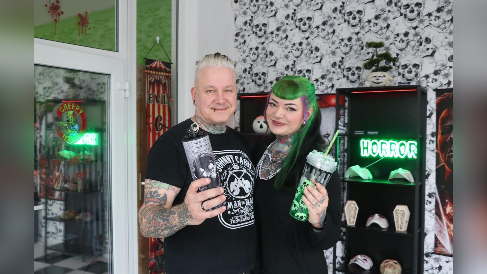 Statt Leerstand: Ein Schaufenster für Grusel-Trinkbecher „Made in Gera“