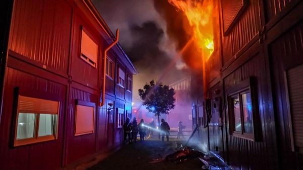 Feuer in Containerdorf – Großeinsatz und Warnung