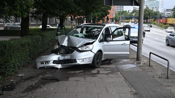 Auto gerät außer Kontrolle – Beifahrerin hält Kind auf dem Arm