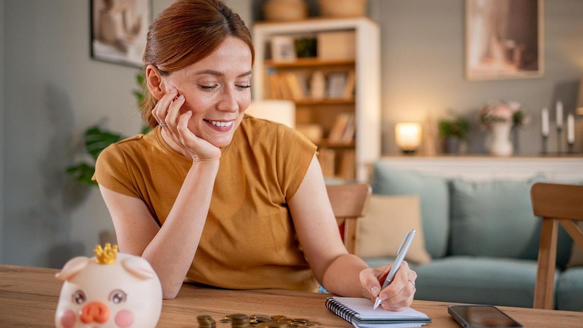 Eine Frau rechnet durch, wie viel sie im Monat sparen kann 
