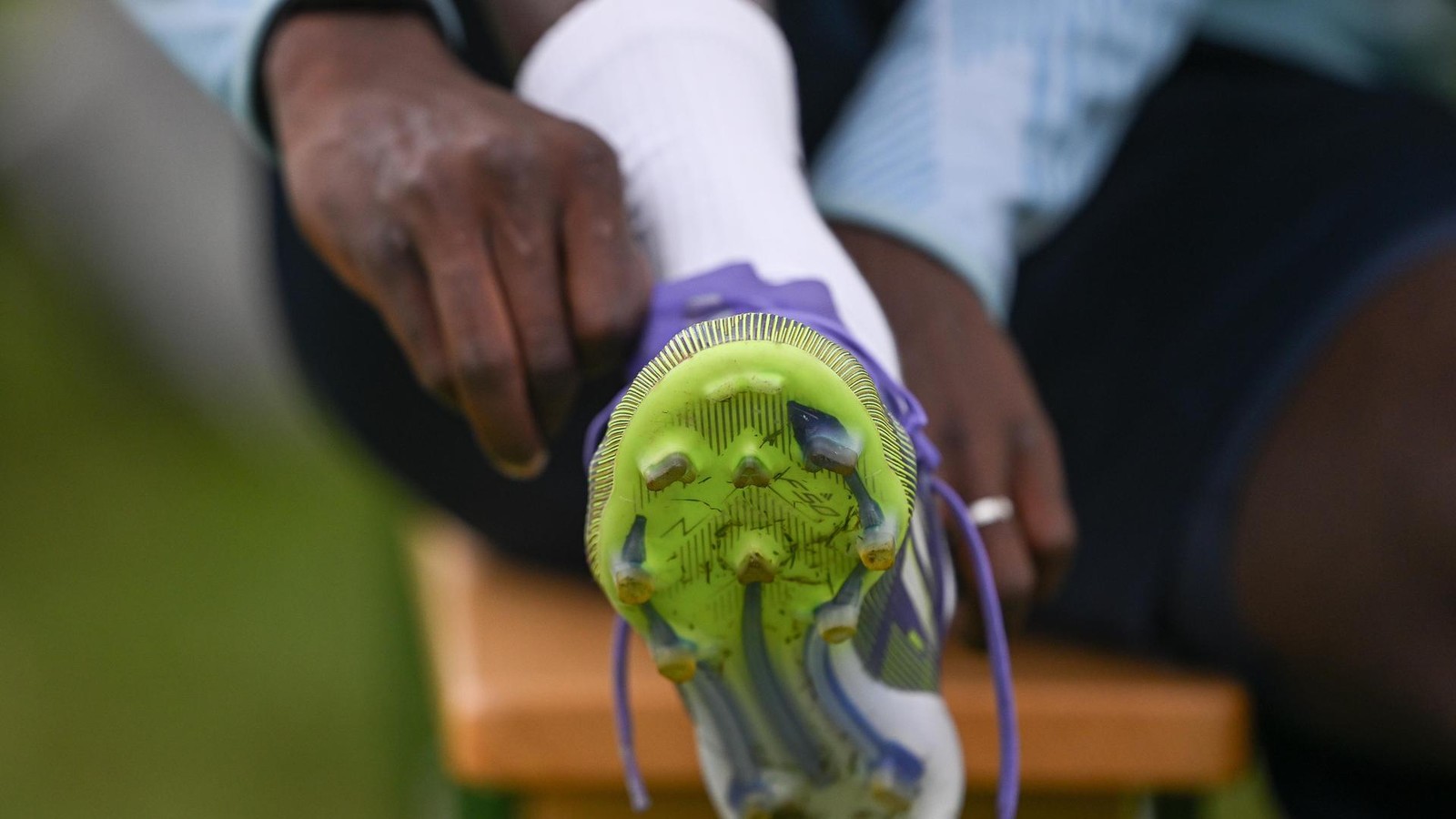 Fu-baller-bekommt-Bew-hrungsstrafe-wegen-eines-blen-Foulspiels