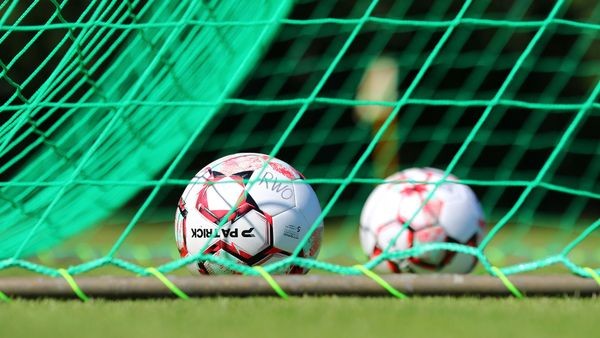 Zwei Duisburger Teams starten mit Minuspunkten