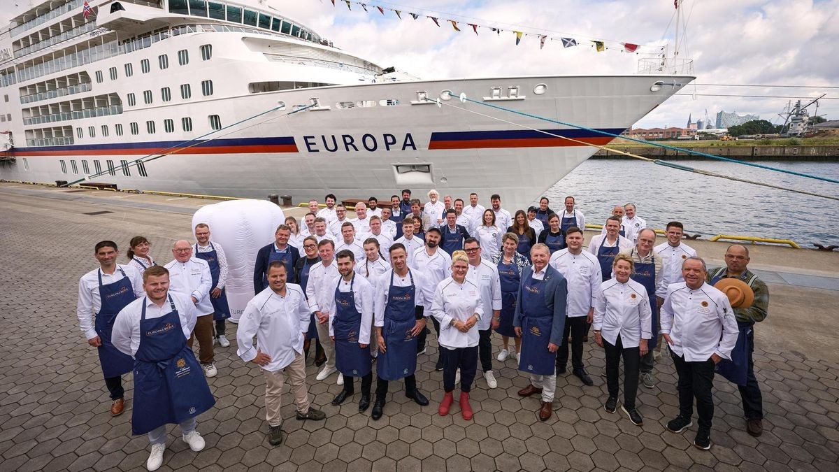Aufmarsch der Sterne-Köche, Winzer und Genussexperten vor der MS „Europa“. In diesem Jahr kommen bei dem Kulinarik-Event 17 Michelin-Sterne und drei grüne Sterne zusammen.