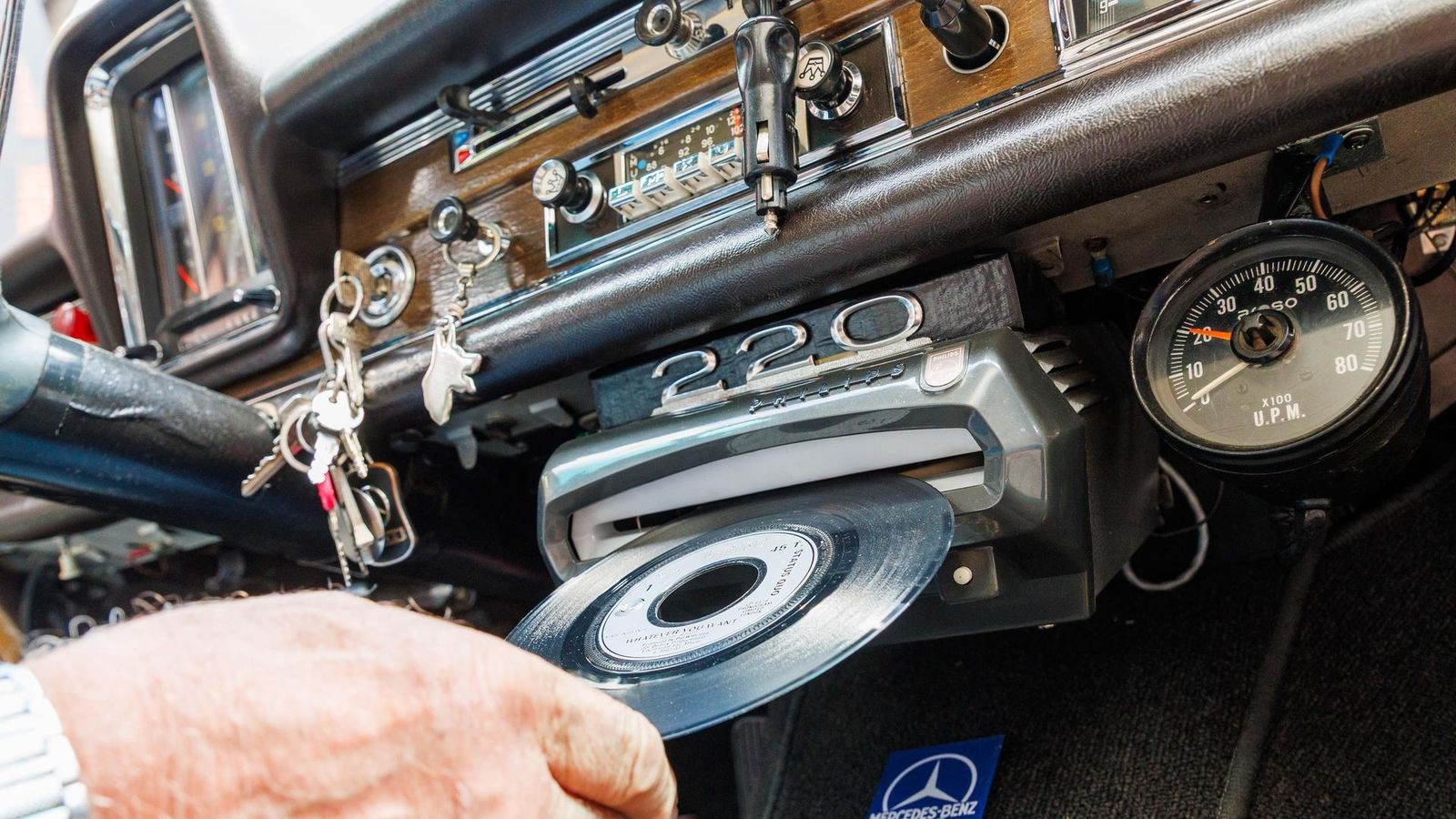 Schallplattenspieler-im-Auto-So-ungew-hnlich-ist-dieser-Mercedes