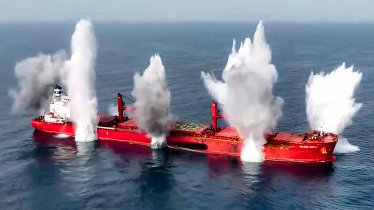 Terror gegen Handelsschiffe: Dieses Foto wurde von den jemenitischen Huthi-Rebellen veröffentlicht. Es zeigt Anfang Juli Explosionen auf dem unter liberianischer Flagge fahrenden Massengutfrachter „Magic Seas“, als er von Huthi-Rebellen angegriffen wurde. Die Besatzung verließ das Schiff, das in der Folge versank.