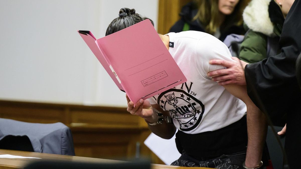 Der Angeklagte wird in den Saal vom Landgericht geführt. 