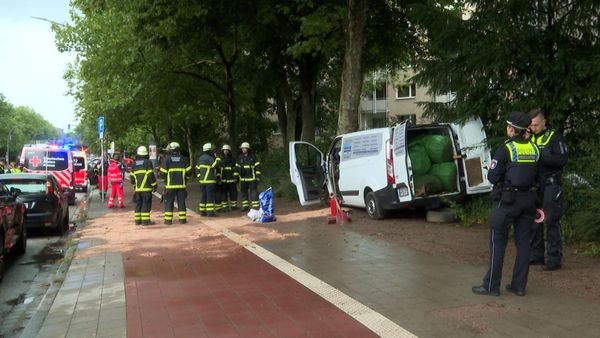 Transporter prallt gegen Baum auf Holstenstraße – Stau auf dem Kiez
