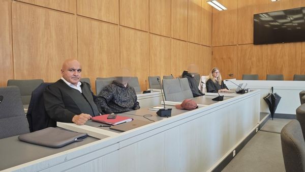 Frau auf der Autobahn liegen lassen: Urteil gegen zwei Männer