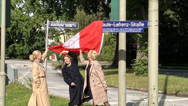 Trotz Rechtschreibfehler: Straßenschild in Alsterdorf wird eingeweiht