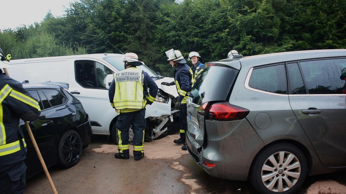 Rettungskräfte an der Unfallstelle auf der A24