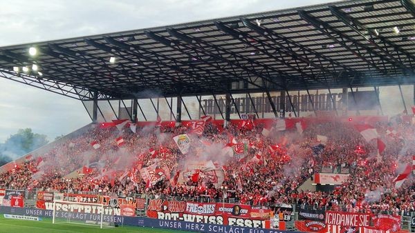 Rot-Weiss Essen: RWE-Fans mit Pyro, 1860-Ultras erst zum Anstoß da
