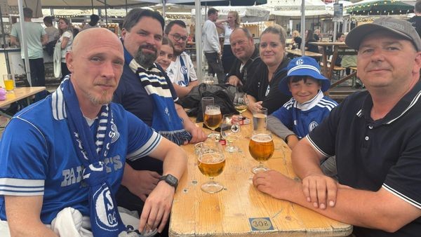So glühen die Schalke-Fans auf der Kirmes vor: „Crange ist Königsblau“