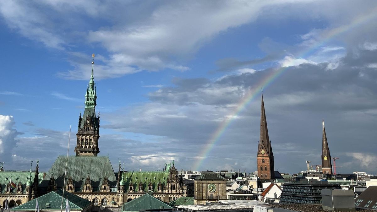 Ein Regenbogen über der Hamburger Innenstadt