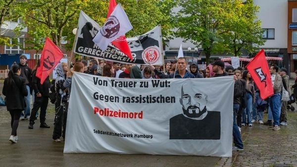 „NSU 2.0“: Demonstranten mit deutlicher Anklage an die Polizei