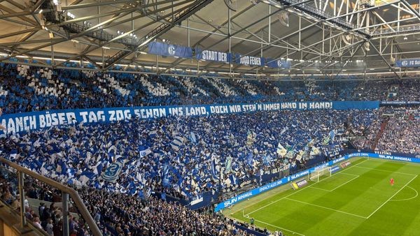 Schalke-Fans zeigen zweiteilige XXL-Choreo – Anlehnung an S04-Song