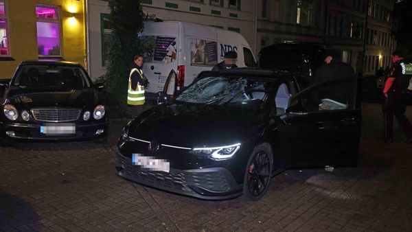 Unbekannte überfallen Auto und fliehen – Polizei vor Rätsel