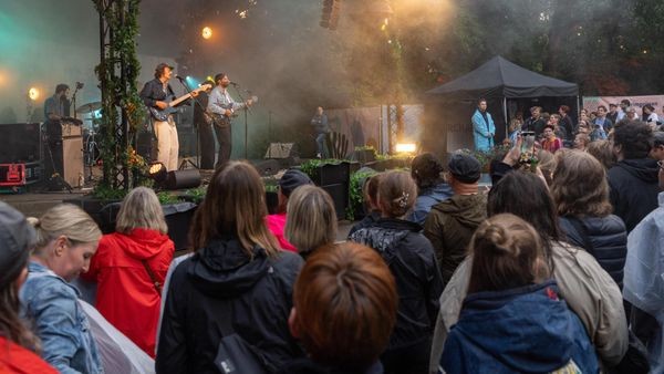Konzert von Shout Out Louds: Die Menge ist nass, aber glücklich