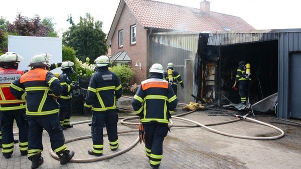 Schuppen in Kirchwerder brennt aus - drei Wehren im Einsatz