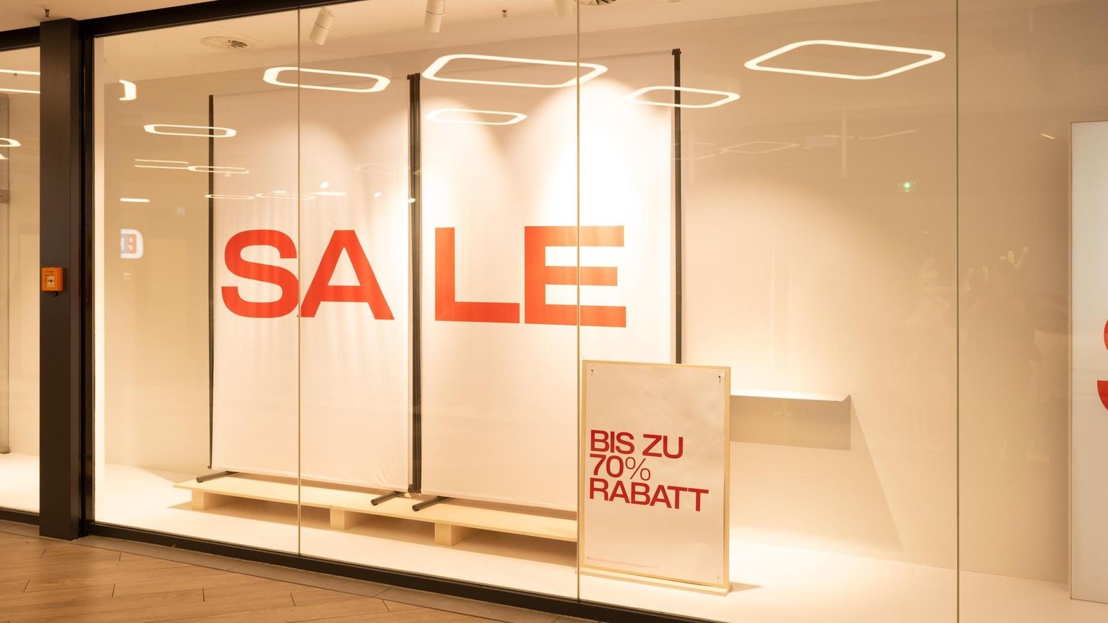 Dauer-Niedrigpreise-Das-Sale-Schild-wirkt-wie-ein-Alarm-