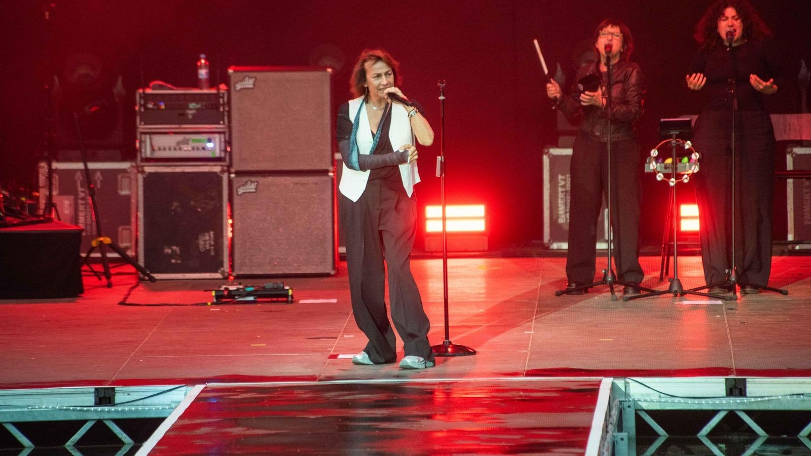 In-Weimar-springen-Fans-f-r-Gianna-Nannini-sogar-ins-Wasser