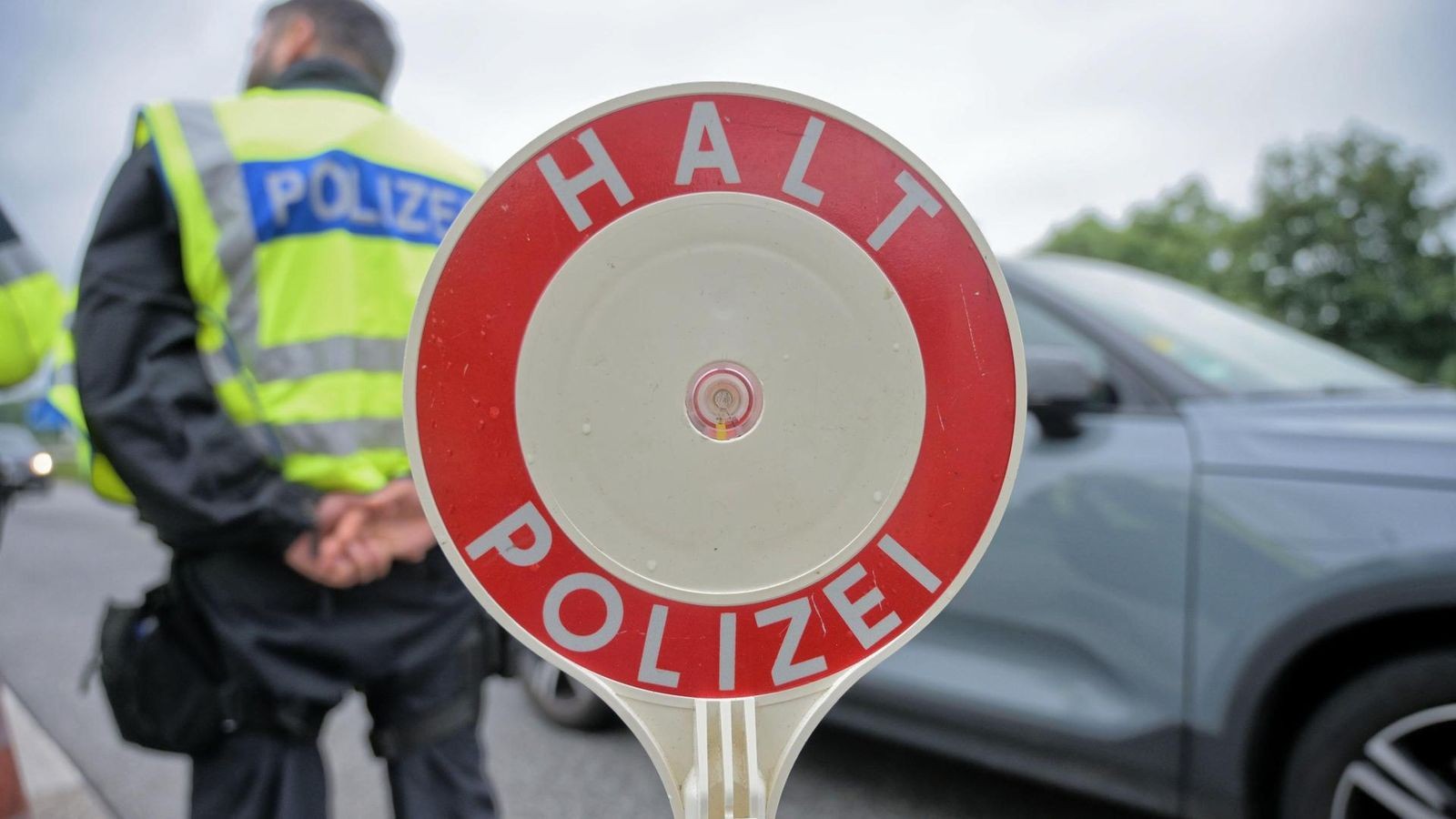 Illegales-Autorennen-auf-der-A59-Polizei-stellt-zwei-Raser