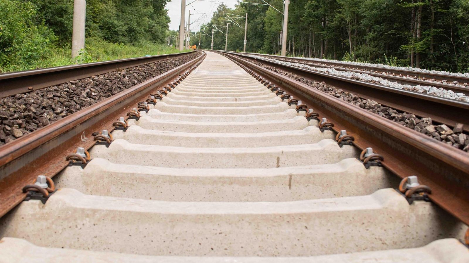 Unbekannter-filmt-Bahnmitarbeiter-und-Reisende-heimlich