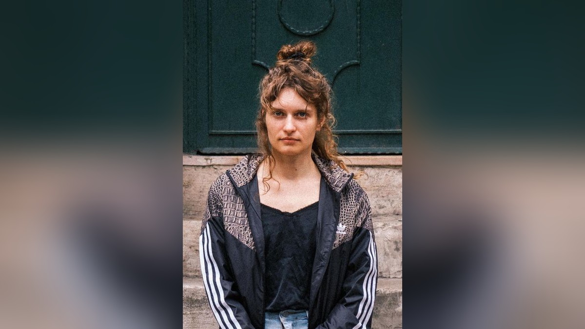 Mit „Milch ins Feuer“ legt Justine Bauer ein starkes Filmdebüt vor. Mit „Milch ins Feuer“ legt Justine Bauer ein starkes Filmdebüt vor.