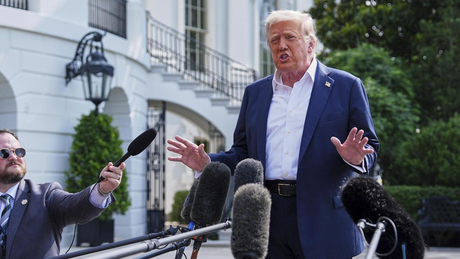 Reporter-irritiert-Trump-klettert-auf-das-Dach-des-Wei-en-Hauses