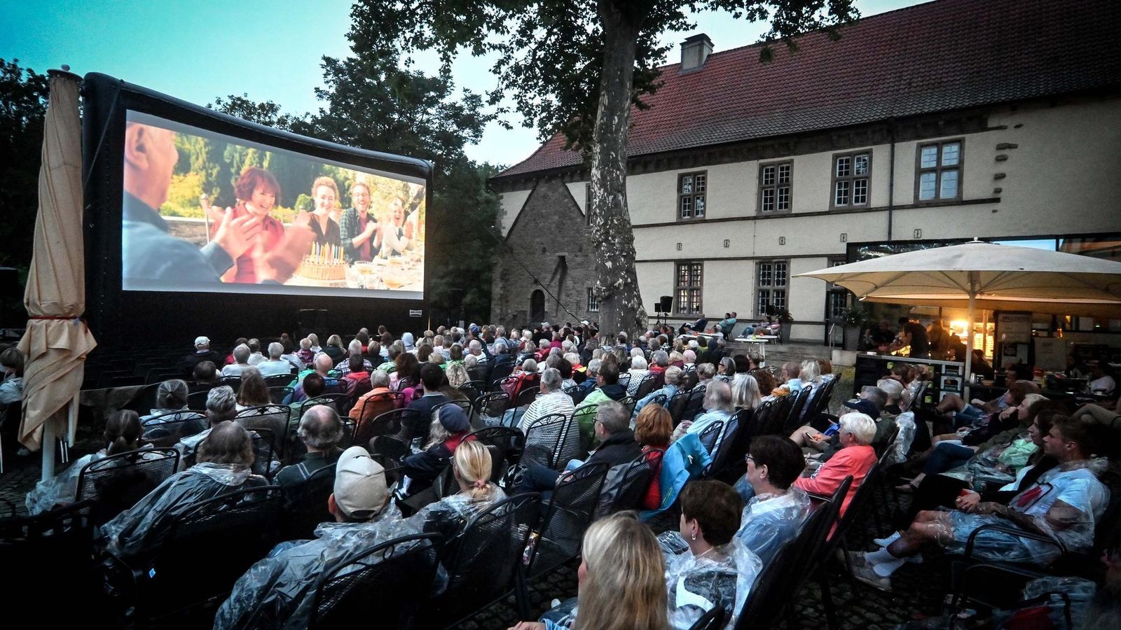 Herne-Open-Air-Kino-im-Schloss-Str-nkede-feiert-Jubil-um