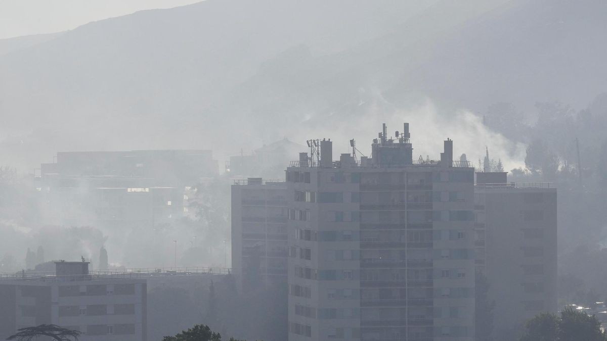 Marseille: Rauch steigt hinter Gebäuden während eines Waldbrandes im Stadtteil La Castellane. Flächenbrand in Frankreich