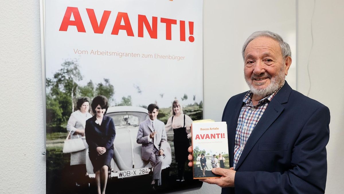 Wolfsburgs Ehrenbürger Rocco Artale (hier mit seiner Autobiografie „Avanti!: Vom Arbeitsmigranten zum Ehrenbürger“) kündigt seinen Rückzug aus der ehrenamtlichen Arbeit an. 