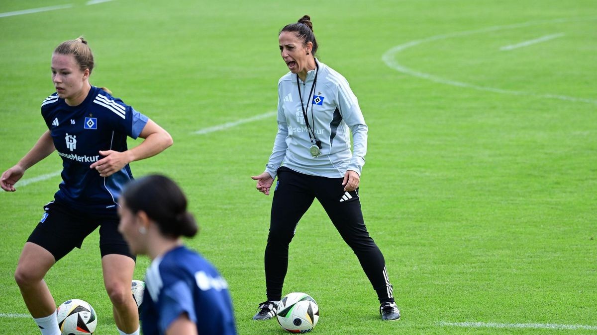 HSV-Trainerin Liése Brancão gibt Kommandos an ihre Spielerinnen.